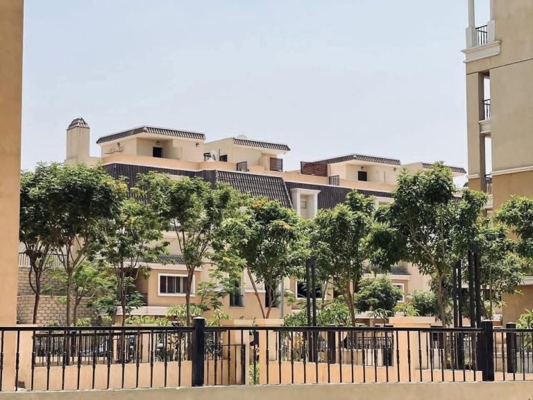 اكتشف فيلا بروف 160م مع جاردن 74م وروف 22م في كمبوند سراي من تطوير مدينة مصر للإسكان والتعمير MNHD. موقع استراتيجي على طريق السويس، خدمات راقية، وأنظمة سداد حتى 12 سنة بدون فوائد. تفاصيل أكثر داخل المقال.